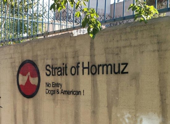 دیوارنوشته جنجالی در تهران؛ ماجرای تابلوی ورود ممنوع برای «سگ‌ها و آمریکایی‌ها» چیست؟